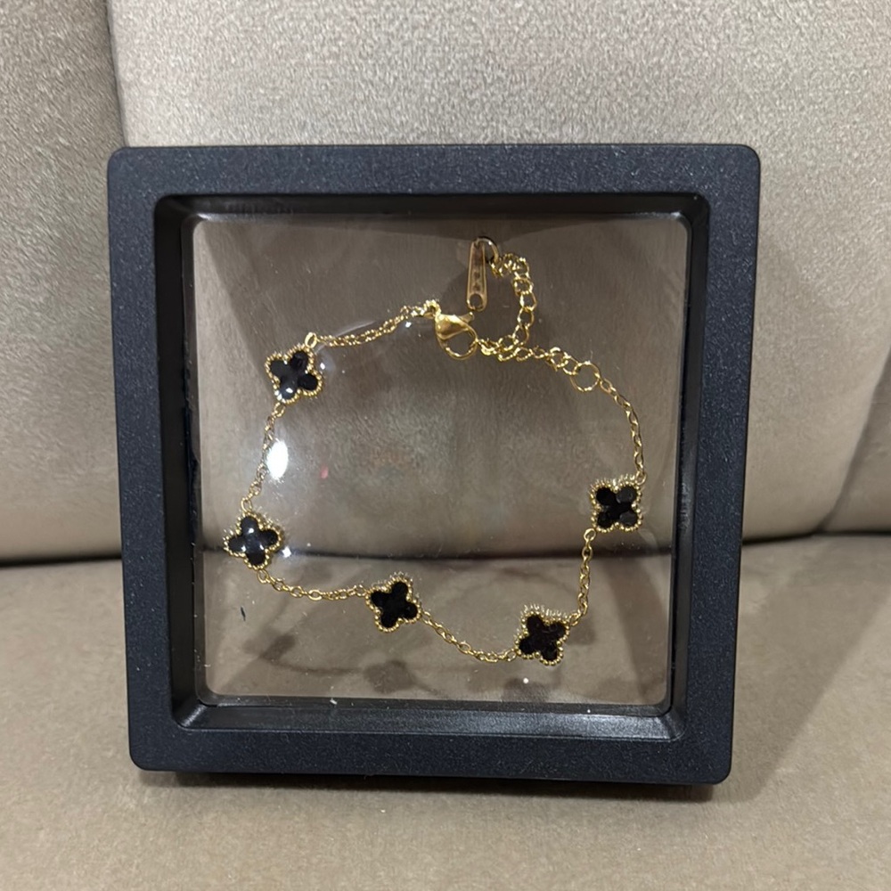 Elegant Gold and Black Clover Bracelet